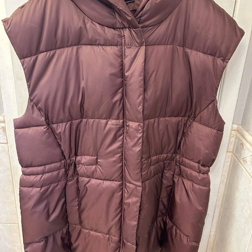 Reitmans Women's Puffer Vest in maroon